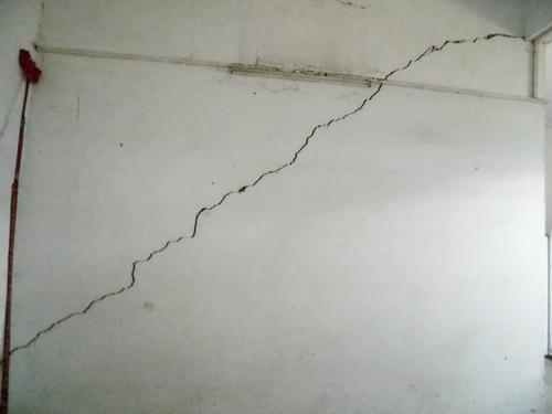 农村自建房墙出现了裂缝。为什么？
